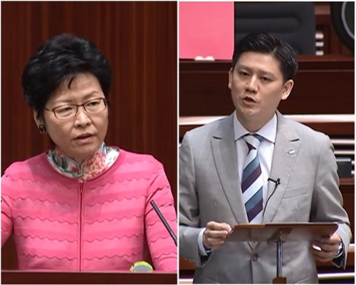 譚文豪(右)向林鄭月娥提問。