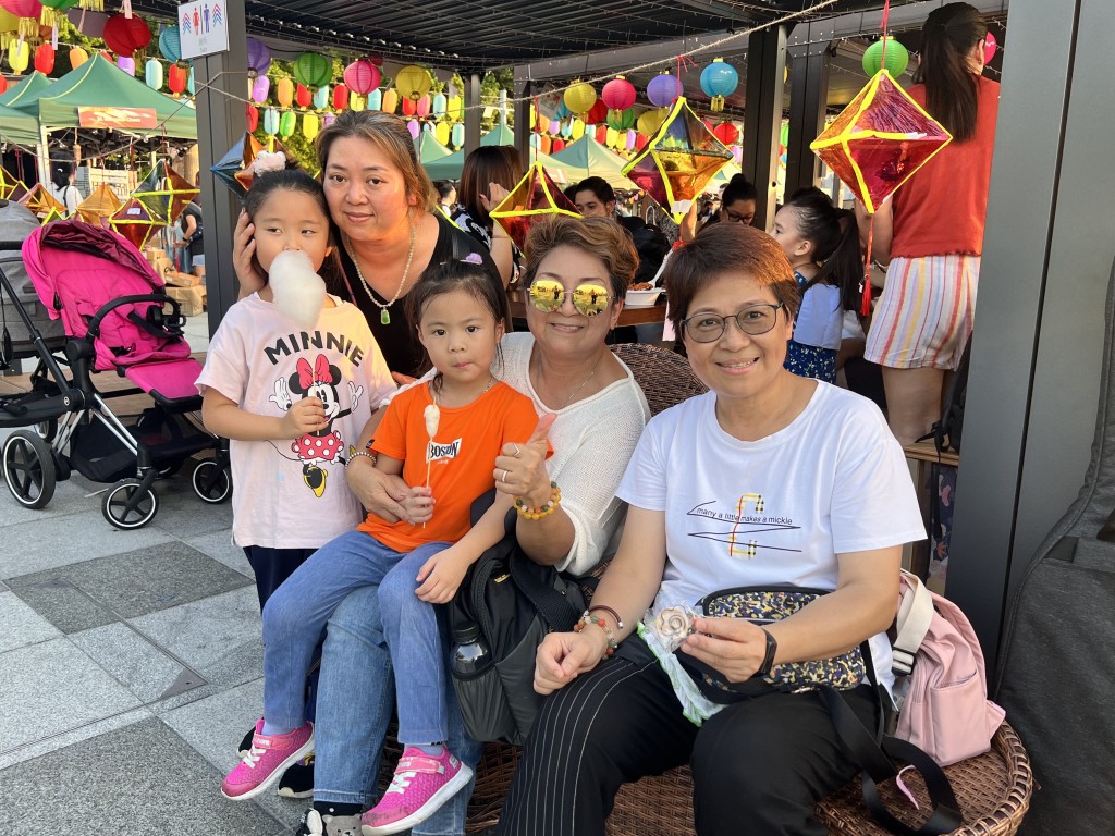 林女士(右二)与家人到市集，并称希望碰碰运气见保安局局长邓炳强。郭咏欣摄