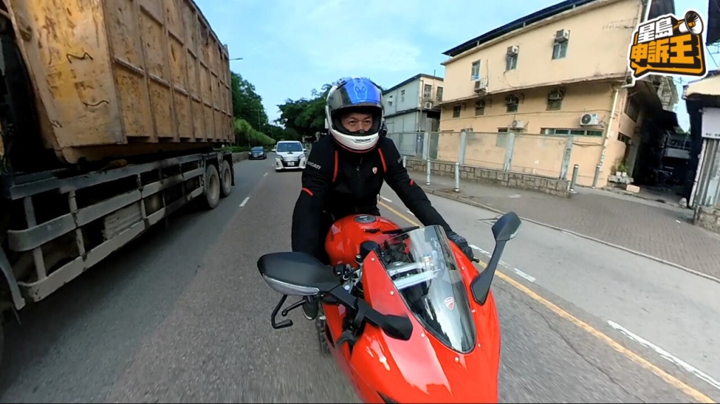 由鹿頸路轉出沙頭角公路禾坑段,沿路有很多大型貨車。 由鹿頸路轉出沙頭角公路禾坑段,沿路有很多大型貨車。