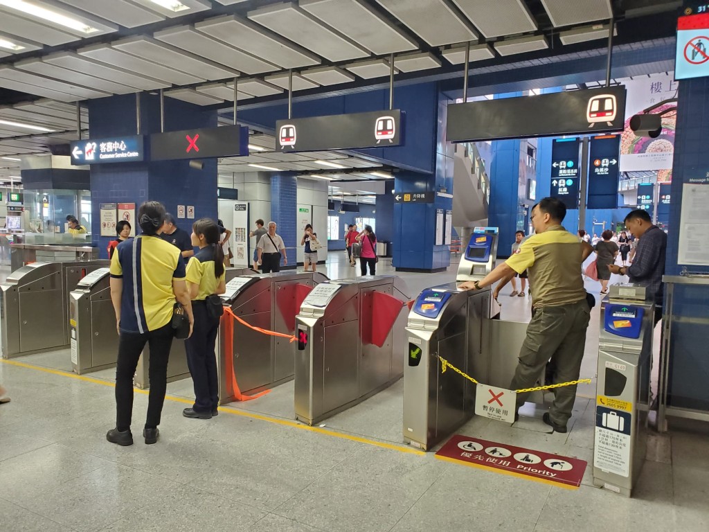 站內多部出入閘機受損，暫停使用。 梁國峰攝