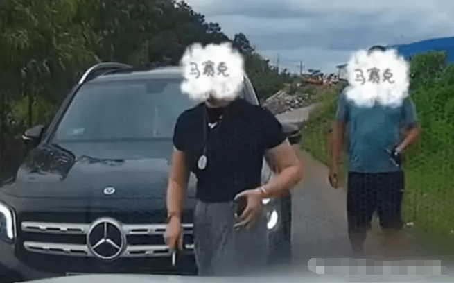 平治女司機曬證逼迫讓路。抖音@冰逗漿 平治女司機曬證逼迫讓路。抖音@冰逗漿