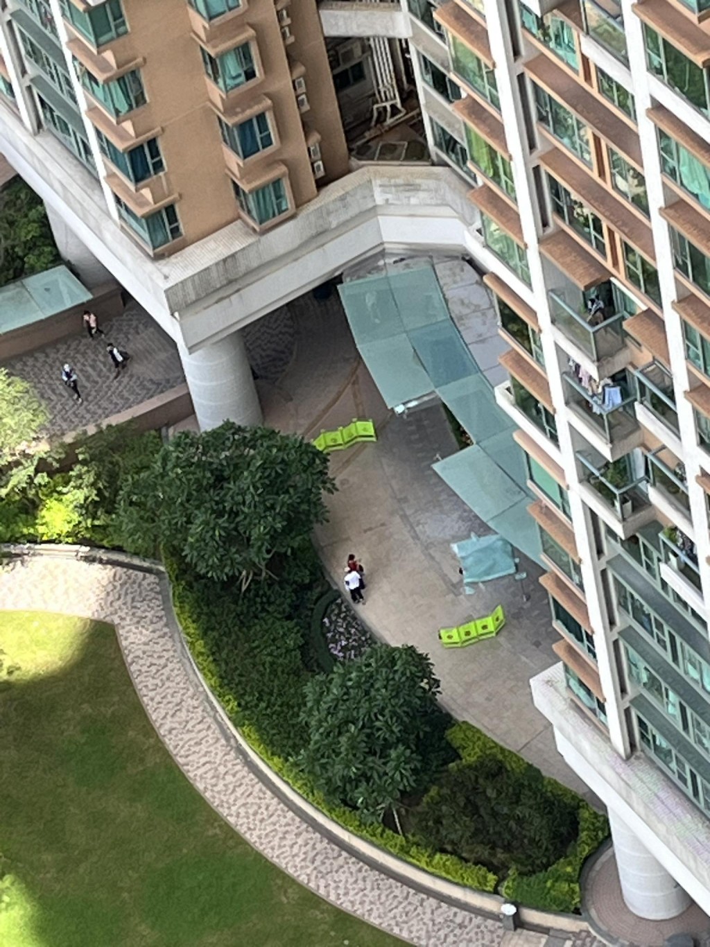 少年從高處墮下,當場死亡。網上圖片 少年從高處墮下,當場死亡。網上圖片