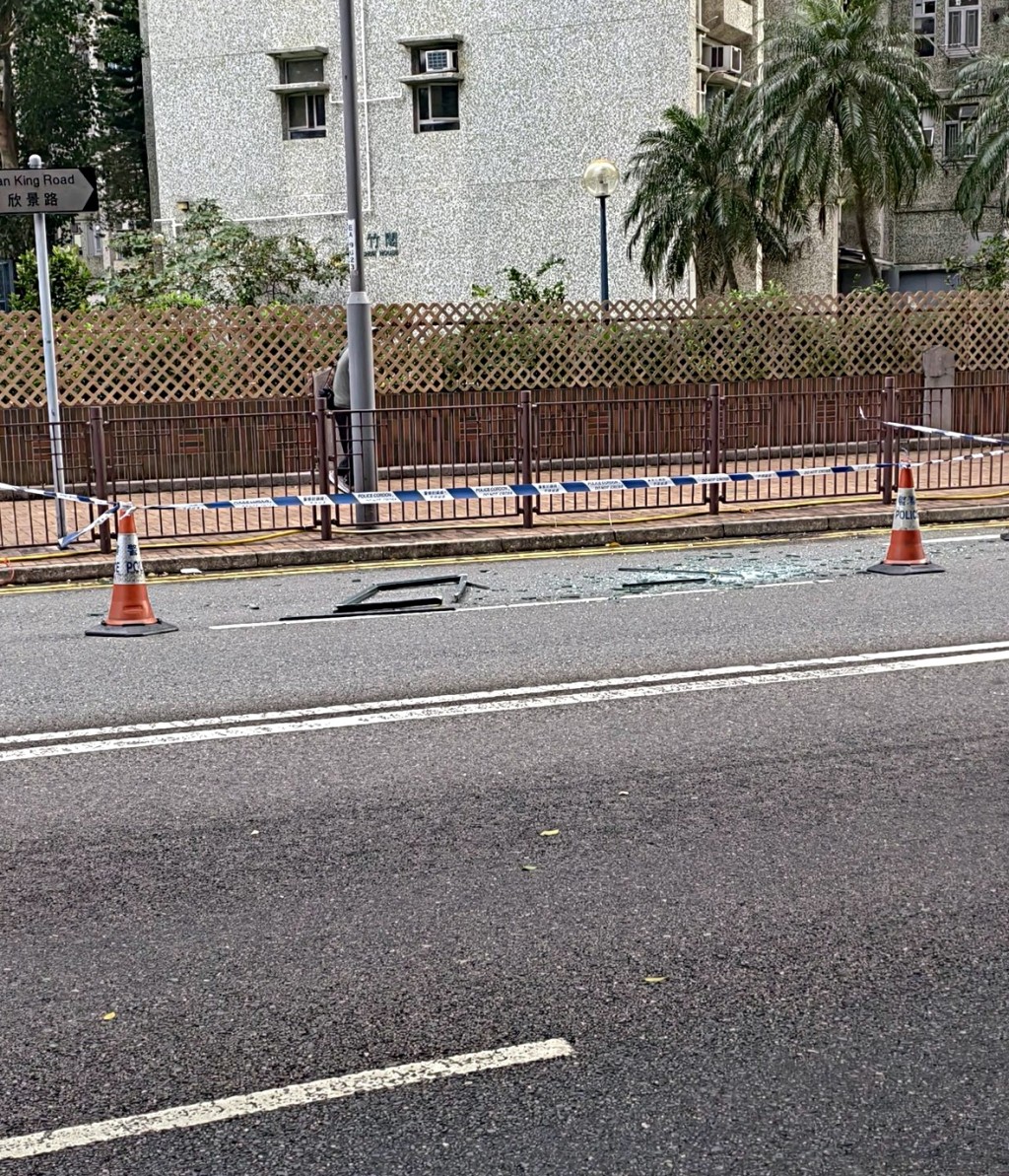 新都城二期一塊玻璃窗飛落街。fb：將軍澳主場