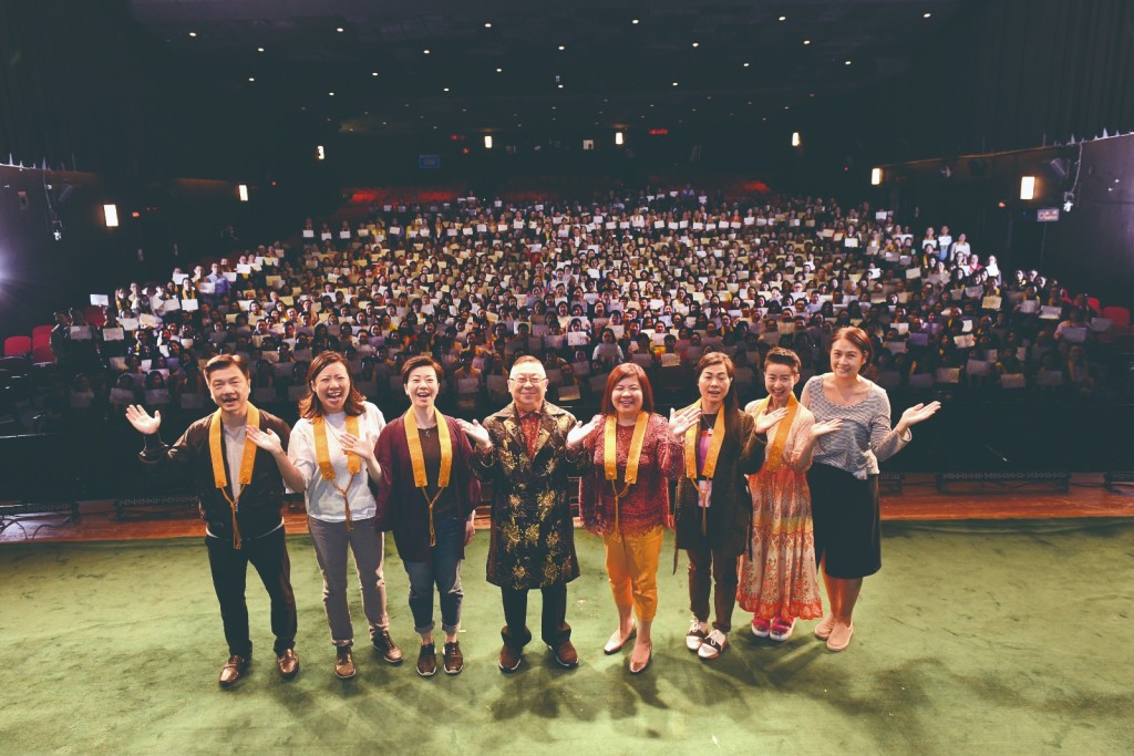 李居明八字山千名學員於新光戲院獲頒畢業證書的場面。