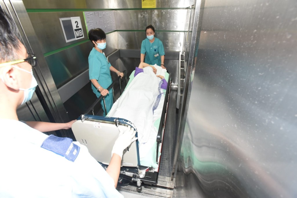 受傷的60歲女子。徐裕民攝