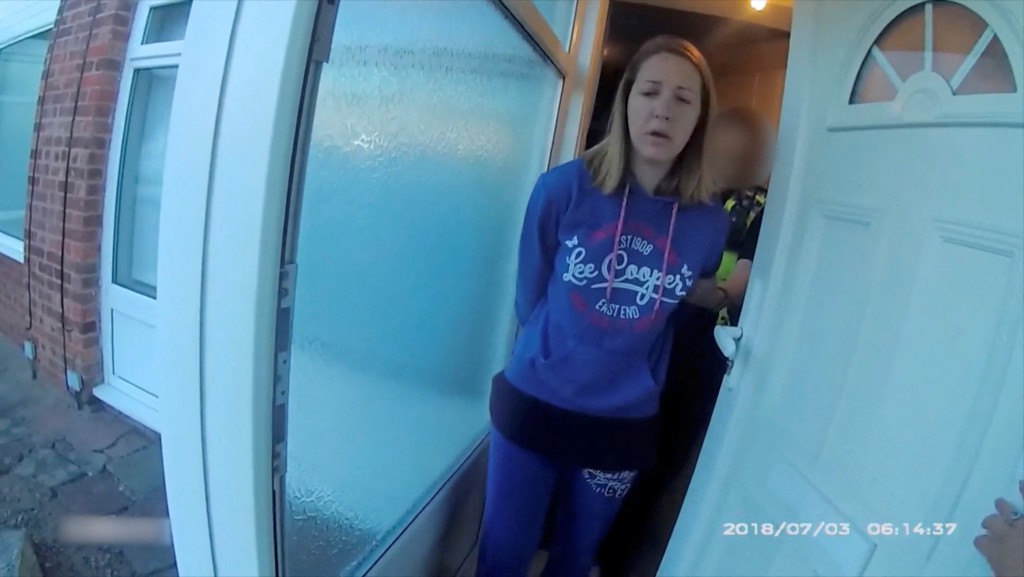 莱特比（Lucy Letby）于2018年7月首次被捕的画面曝光。 路透社