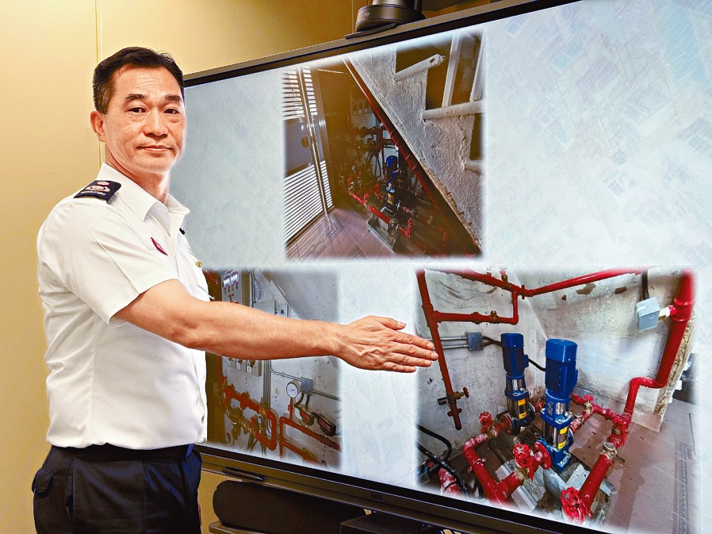 黃旭平介紹「直接泵水設計」系統，指已有兩座大廈完成設置。