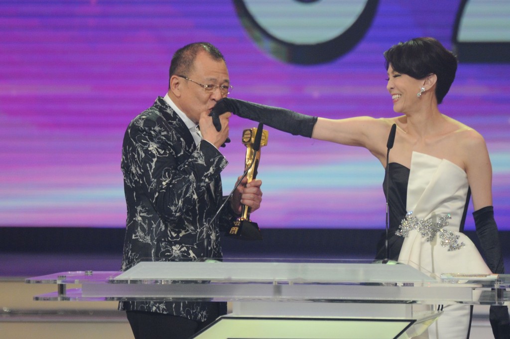 10年前許紹雄奪得「最受歡迎電視男角色」獎後，興奮地錫司儀鄭裕玲的手。