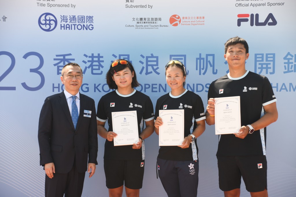 马君正(左2起)、魏玮恩及郑清然3位亚运奖牌港将接受嘉许状。 本报记者摄