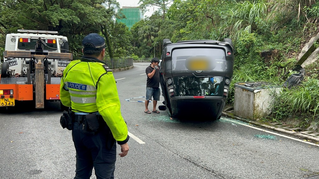 私家車被拖離現場。