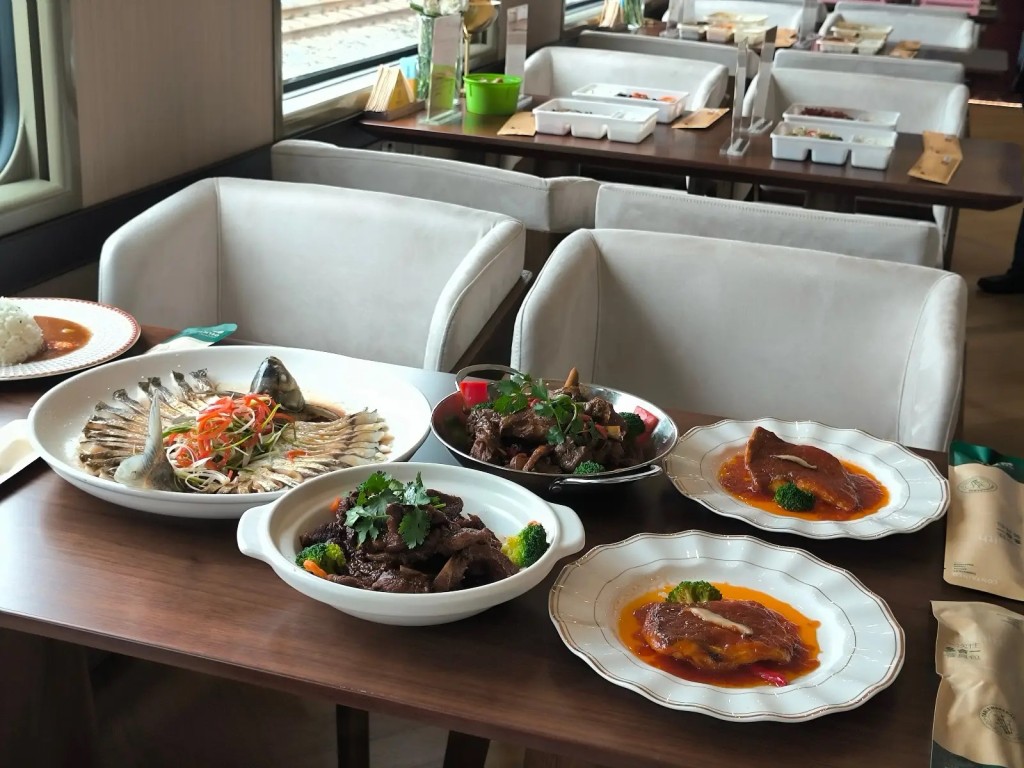 武汉铁路将老式绿皮火车“爆改”成5星级“舒适型旅游专列”。九派新闻