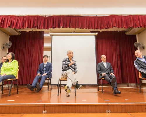林大慶(中)即場傳授「零時間運動」,教大家雙腳齊齊「堅離地」,坐著鍛練身體。