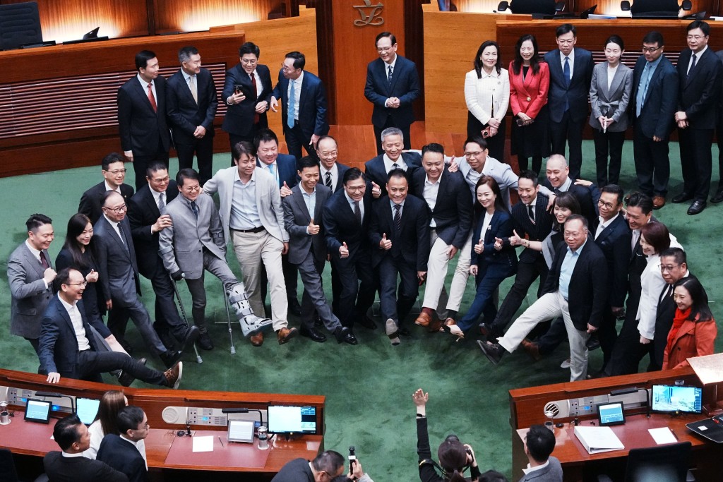 多名議員伸出腳合照,包括有傷在身的陳克勤。據悉圖中大部分議員都是立法會足球隊成員。汪旭峰攝 多名議員伸出腳合照,包括有傷在身的陳克勤。據悉圖中大部分議員都是立法會足球隊成員。汪旭峰攝