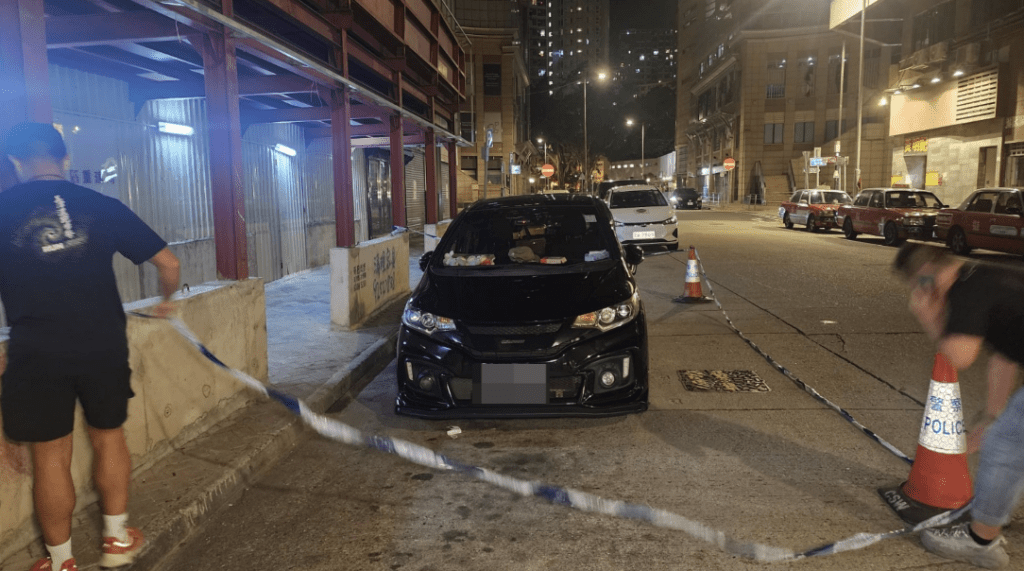 酒店外泊了一輛據信屬於男事主的黑色私家車,警員用膠帶圍封,在現場進行調查。黎志偉攝 酒店外泊了一輛據信屬於男事主的黑色私家車,警員用膠帶圍封,在現場進行調查。黎志偉攝