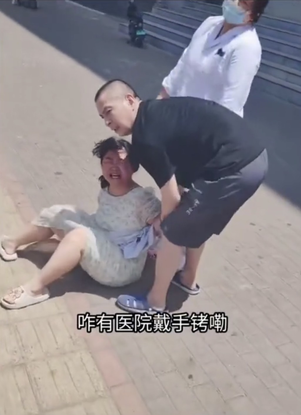 河南女子被強制帶走治療。抖音@有你不孤單 河南女子被強制帶走治療。抖音@有你不孤單