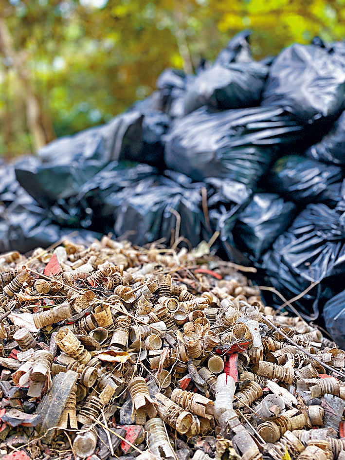 枪会近日陆续清理部分胶塞,大量铅粒及飞靶碎片则未被清理。受访者提供图片