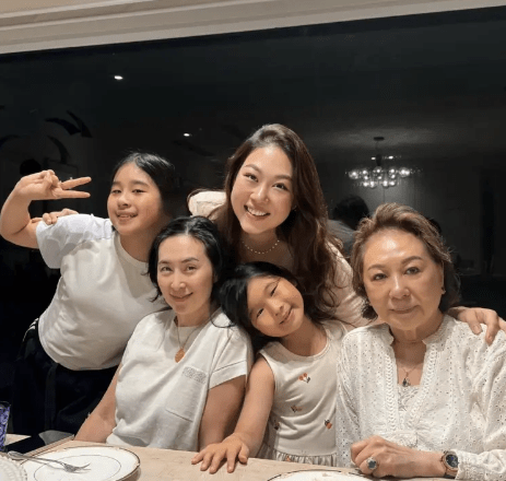 何超瓊狀態一流，百億契女曾昭怡（左3）和富婆閨密楊穎欣（右1）都有出席。