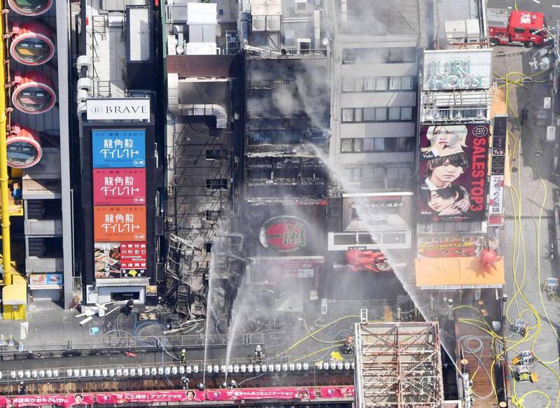 大阪道顿堀去年8月18日发生严重火警，2名消防员殉职。路透社