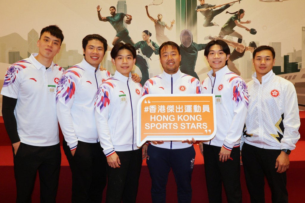 許文邦教練(右三)坦言今屆是球隊最有信心爭「最佳運動隊伍」大獎,右一是隊長謝永輝。徐嘉華攝 許文邦教練(右三)坦言今屆是球隊最有信心爭「最佳運動隊伍」大獎,右一是隊長謝永輝。徐嘉華攝