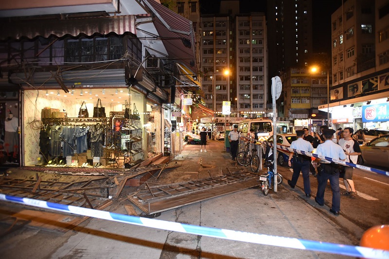 警方事後拘捕兩名女店東。尹敬堂攝