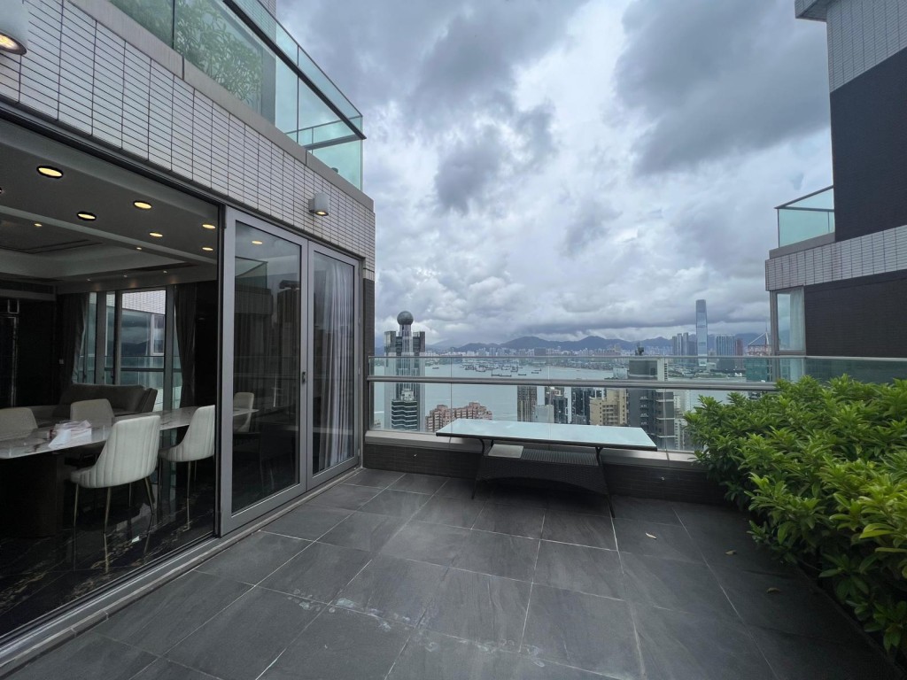 西半山高士台1座頂層複式單位新近以呎租65.3元租出，創屋苑新高。
