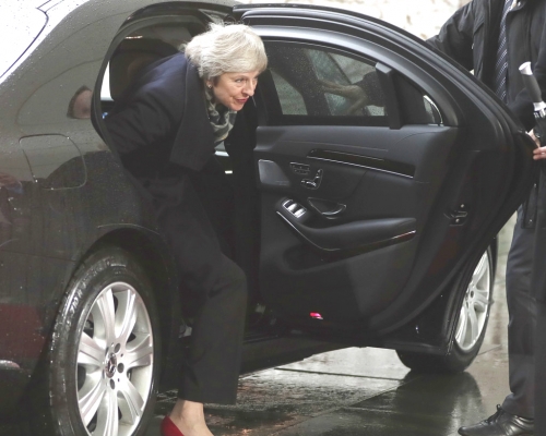 英国首相文翠珊落车时被车门困住。AP