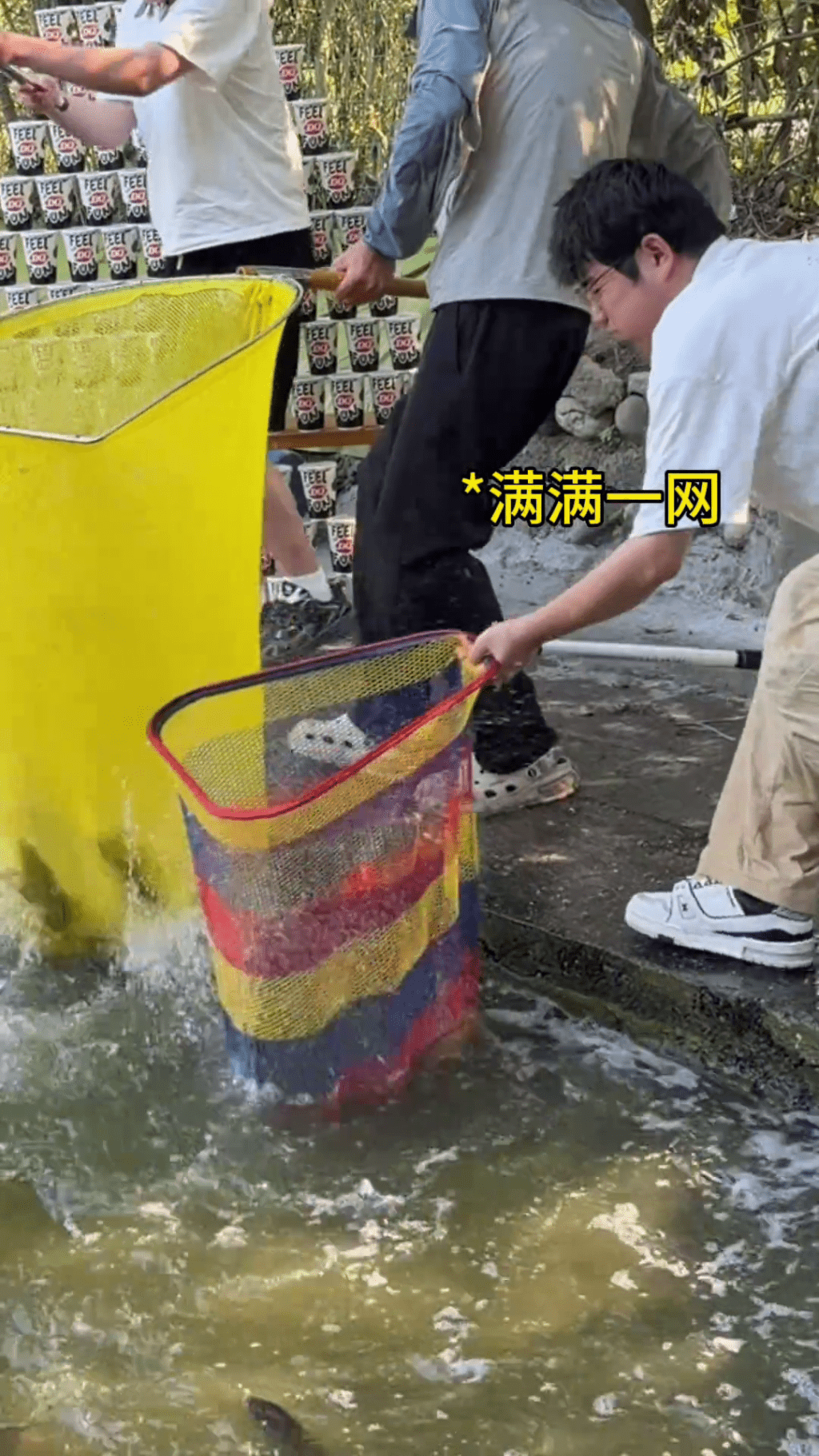 雪糕钓鱼影片疯传，画面效果甚夸张。