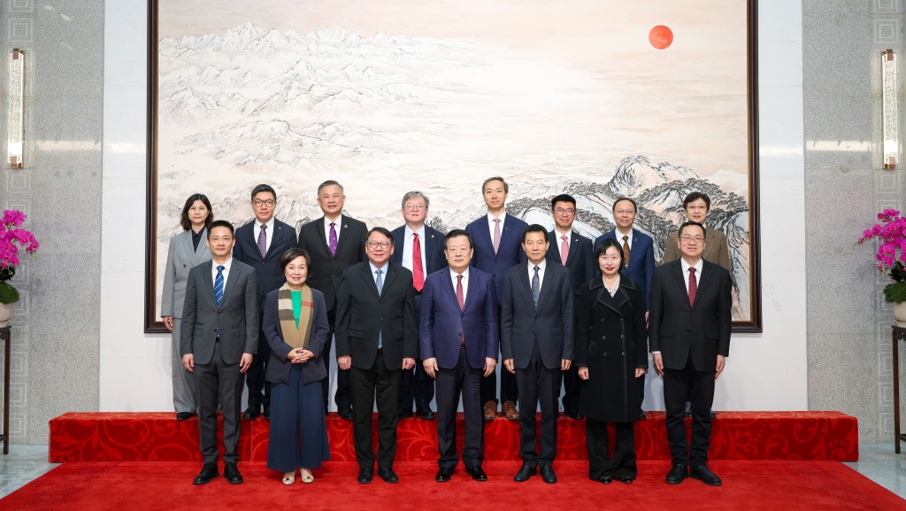 夏寶龍在北京會見政務司司長陳國基一行。港澳辦