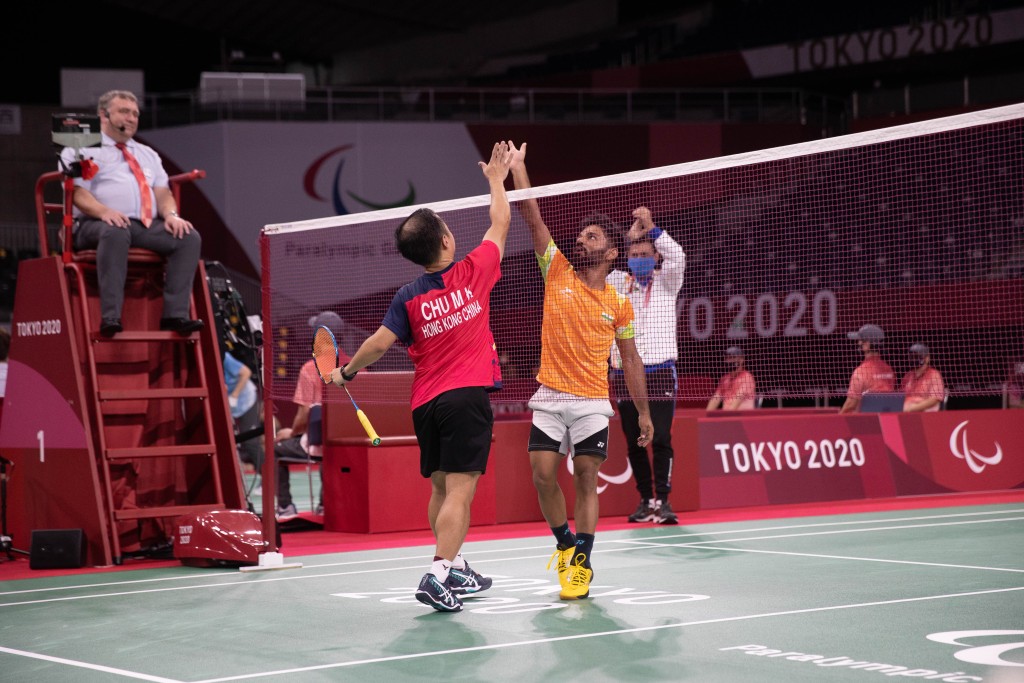 朱文佳和拿加握手慶祝完成賽事。 香港殘疾人奧委會暨傷殘人士體育協會圖片