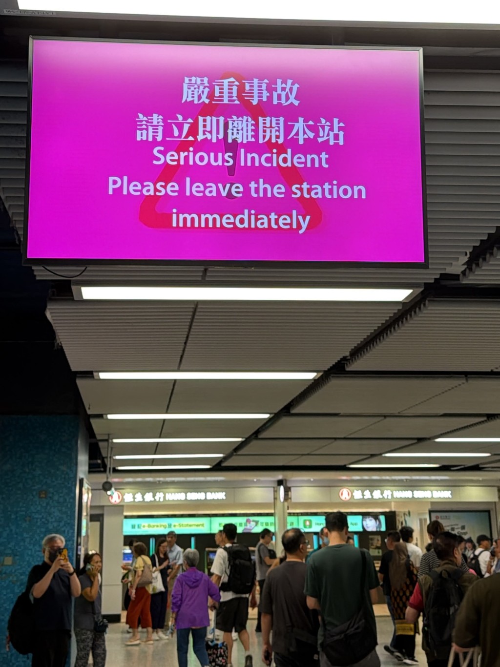 觀塘綫藍田站路軌旁發生火警,月台乘客需要離開。Threads:hohoff173 觀塘綫藍田站路軌旁發生火警,月台乘客需要離開。Threads:hohoff173