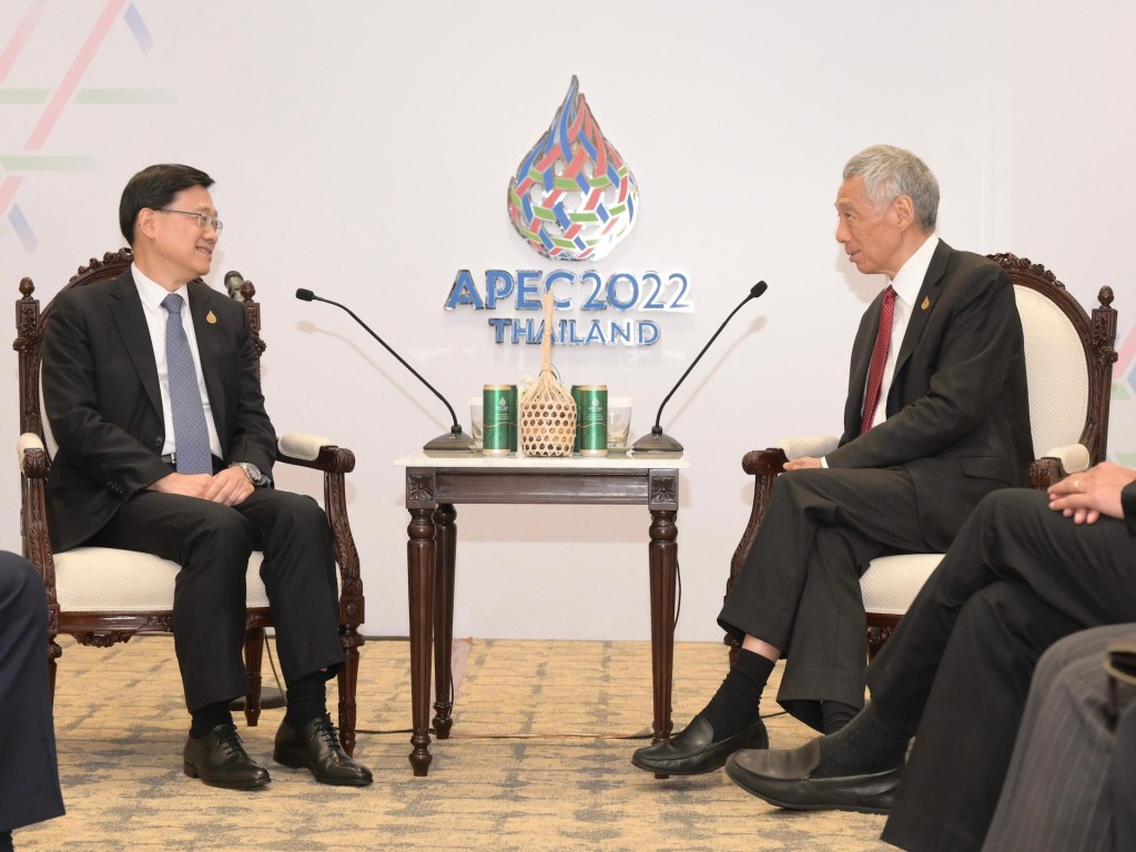 李家超與新加坡總理李顯龍會面，二人未有戴口罩。（政府新聞處）