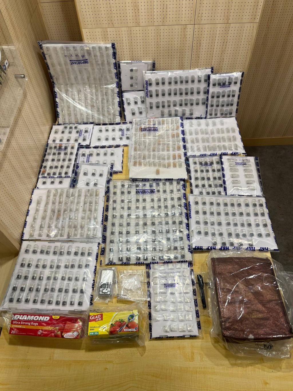 觀塘油麗邨單位變毒品倉,警方檢獲可卡因和太空油煙彈等毒品。警方圖片 觀塘油麗邨單位變毒品倉,警方檢獲可卡因和太空油煙彈等毒品。警方圖片