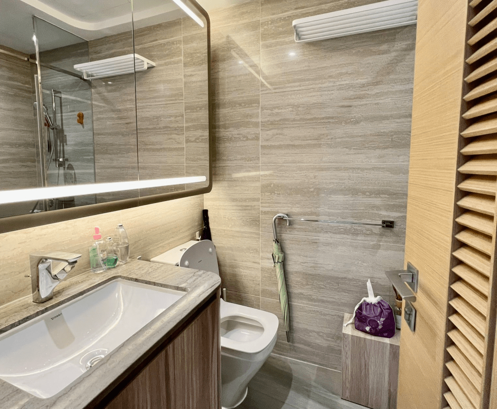 浴室整洁企理，设有镜柜增加收纳空间。