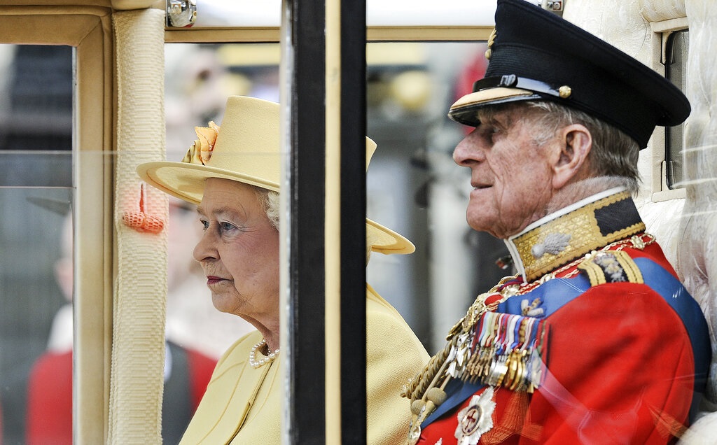 英女皇稱菲臘親王是自己的「力量與支柱」。AP資料圖片
