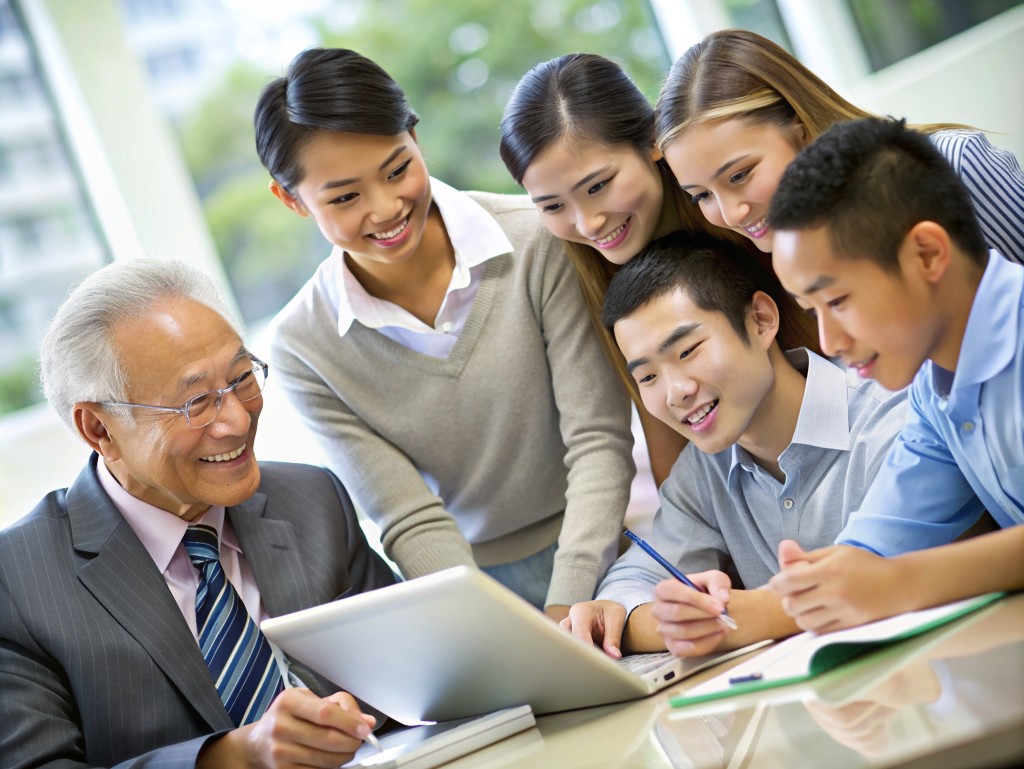 「系统思维与生态能力」强调领导者,须洞察系统内日益复杂的相互连结,运用问题导向、协作及分析的方法,重新设计教育流程与基础设施,以确保全体学生皆能取得成功。(示意图) 「系统思维与生态能力」强调领导者,须洞察系统内日益复杂的相互连结,运用问题导向、协作及分析的方法,重新设计教育流程与基础设施,以确保全体学生皆能取得成功。(示意图)