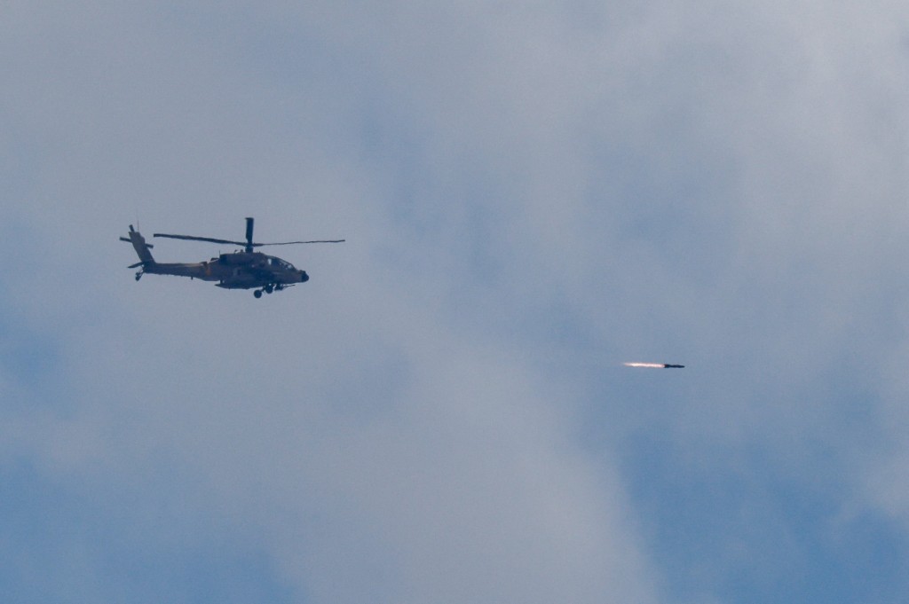 以色列直升机向黎巴嫩发射飞弹。路透社