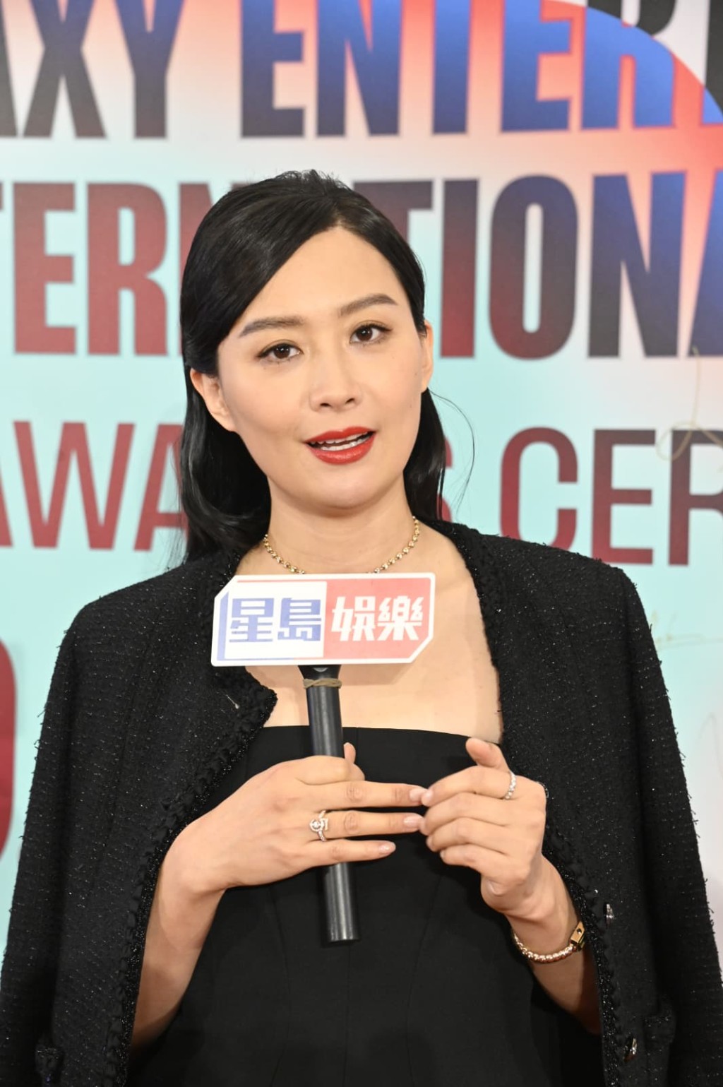 陳法拉為工作香港、美國、澳門等地周處飛,顯疲態。 陳法拉為工作香港、美國、澳門等地周處飛,顯疲態。