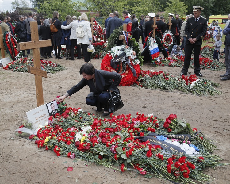 当局低调为14名死者举行丧礼。AP 