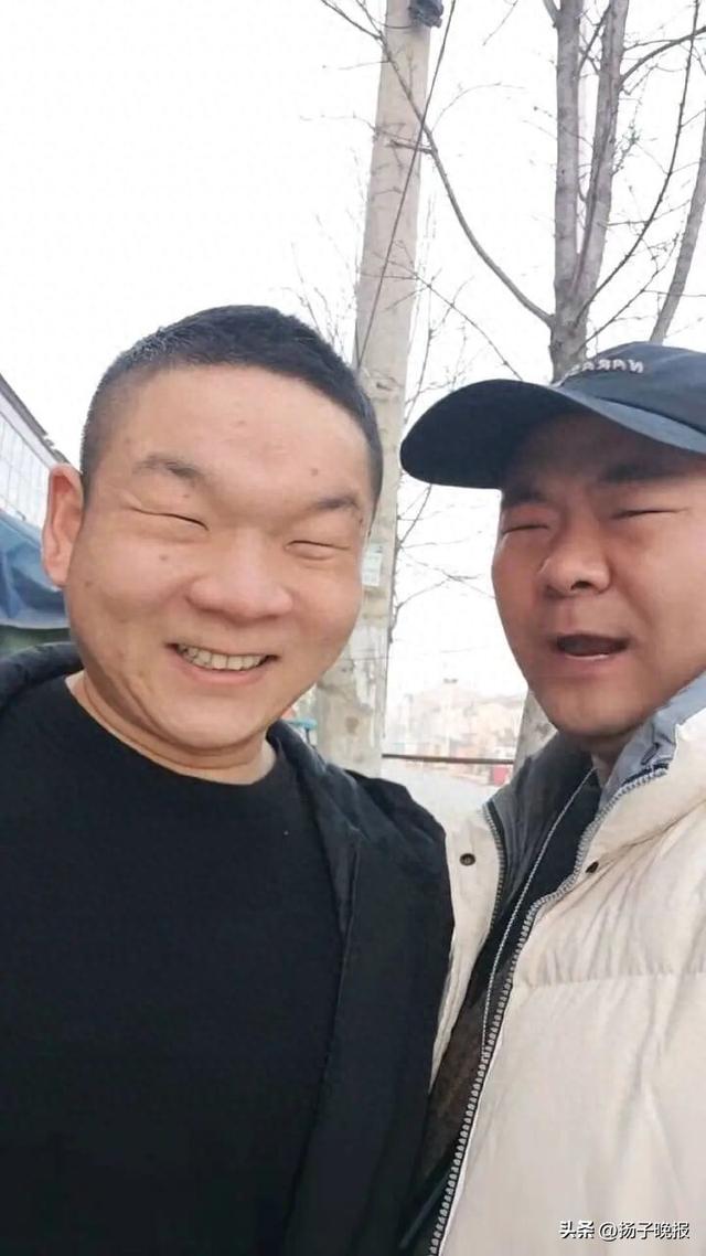 崔磊和弟弟生有一對瞇瞇眼,常被調侃開眼跟閉眼沒分別。抖音 崔磊和弟弟生有一對瞇瞇眼,常被調侃開眼跟閉眼沒分別。抖音