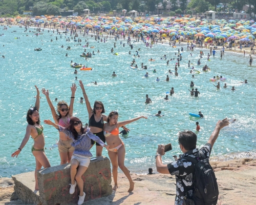 石澳泳灘人頭湧湧。