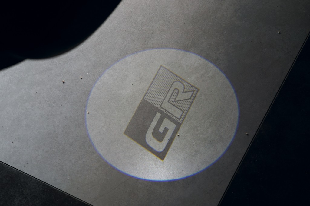 車門底亦可追加GR徽章的高光度照地燈。