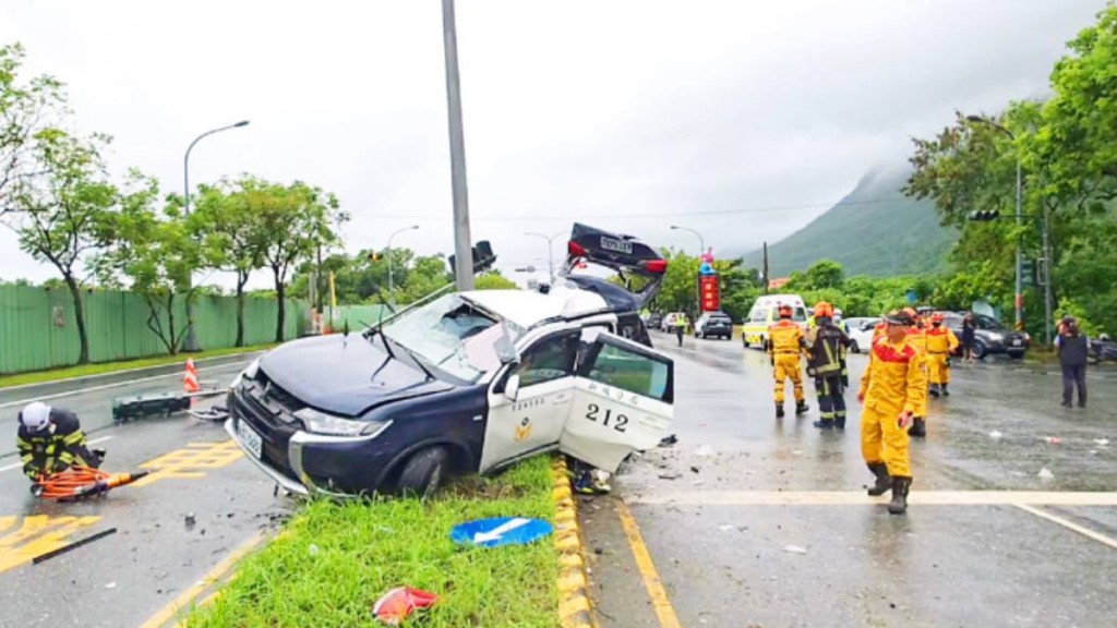 台灣花蓮有押犯警車在暴雨中自炒，車輛嚴重損毀，疑犯身亡。自由時報