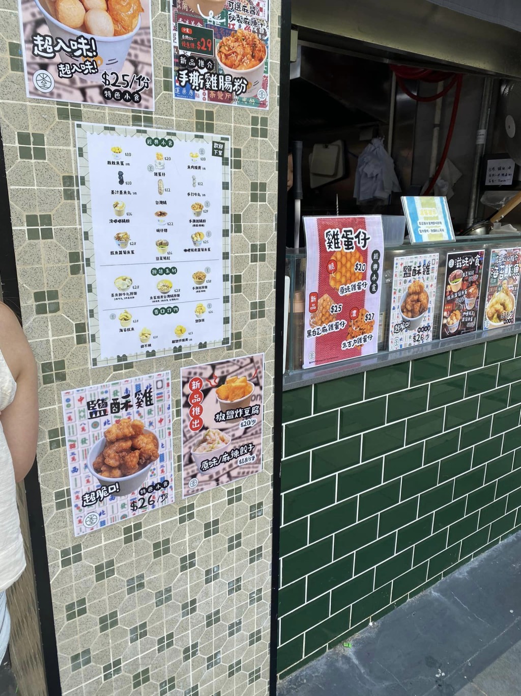 网民在石门小食店买鸡蛋仔（图片来源：FB@香港茶餐厅及美食关注组）