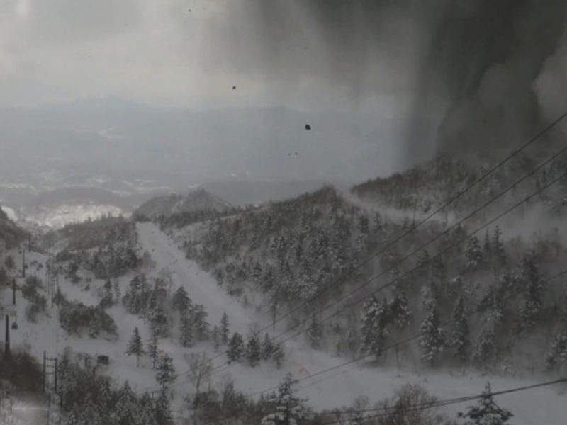 群馬縣草津白根山今早發生火山噴發,導致草津國際滑雪場發生雪崩意外。(網圖)