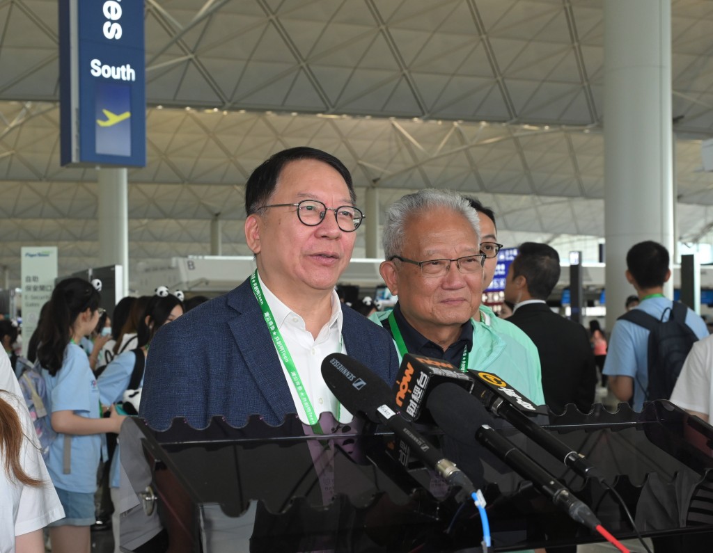 陳國基（左）在儀式後會見傳媒。政府新聞處圖片