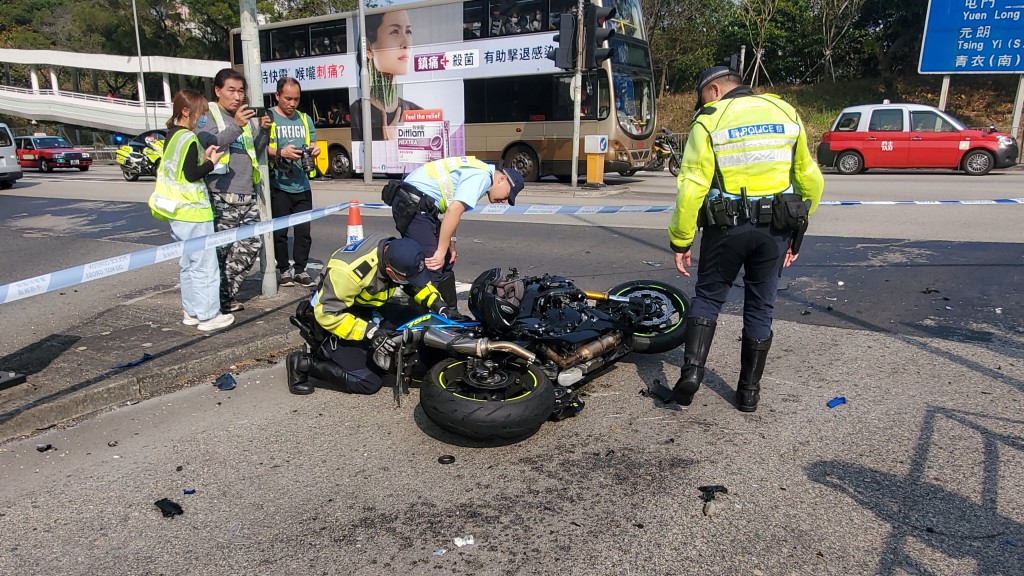 警员在场检查电单车损毁情况。(徐裕民摄)