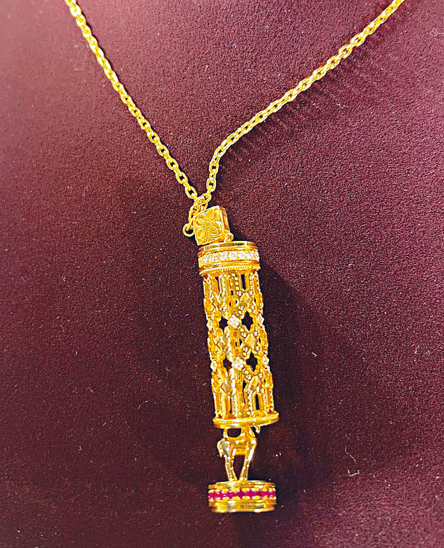 「心响事成」吊坠，在「爆竹」内藏小马，精致。