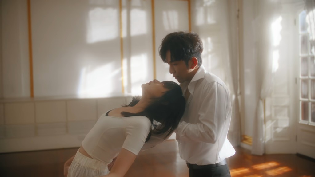 在MV中兩人有不少貼身跳舞的親密鏡頭。  ​