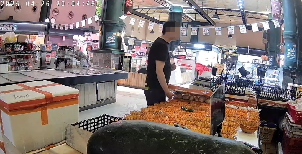 有網民認出現場可能是寶琳街市。據樓 主回應網民留言時透露,這條3個裝蒜頭 價值7元。fb「將軍澳主場」截圖 有網民認出現場可能是寶琳街市。據樓 主回應網民留言時透露,這條3個裝蒜頭 價值7元。fb「將軍澳主場」截圖