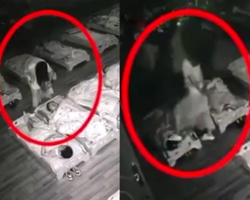 幼教班女老師腳踩掌摑幼童臉部，校方表示不排除開除她。（網圖）
